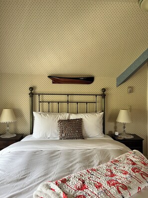 2 bedrooms, free WiFi, bed sheets - Queen's View B&B- Mona's Suite, Lake Views, Sauna, Pool, Garden, Bayfield, WI (Bayfield)