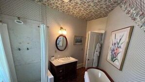 Douche, séchoir à cheveux, serviettes fournies