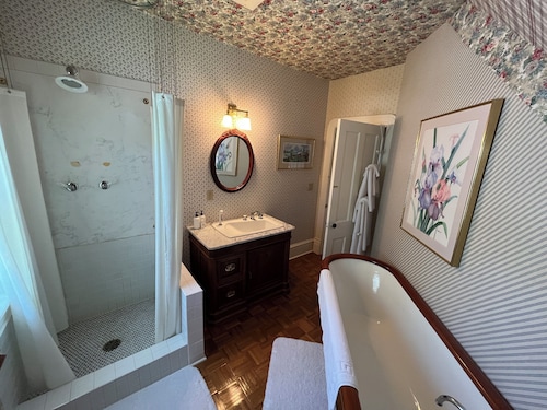 Queen's View B&B- Mona's Suite, Lake Views, Sauna, Pool, Garden, Bayfield, WI