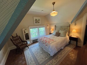 2 bedrooms, free WiFi, bed sheets - Queen's View B&B- Mona's Suite, Lake Views, Sauna, Pool, Garden, Bayfield, WI (Bayfield)