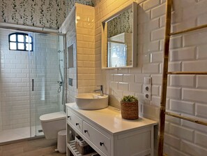 Dusche, Haartrockner, Handtücher, Seife