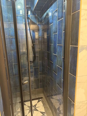 Apartment | Bathroom | Shower, towels - Gloucester - Apartment - Sleeps 2 - Parking - 97ws (Gloucester)