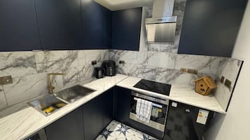 Departamento | Cocina privada | Refrigerador, microondas, horno y parrilla de estufa