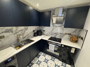 Apartment | Private kitchen | Fridge, microwave, oven, stovetop - Gloucester - Apartment - Sleeps 2 - Parking - 97ws (Gloucester)