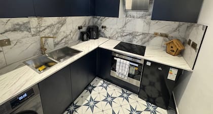 Gloucester - Apartment - Sleeps 2 - Parking - 97ws