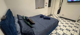 Central Location - Apartment - Sleeps 2 - Parking