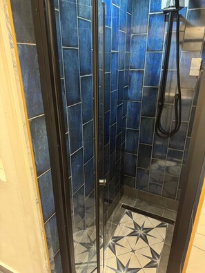 Apartment | Badezimmer | Dusche, Handtücher