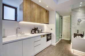 Queen Suite Danfe | Private kitchen | Full-size fridge, toaster, blender, mixer