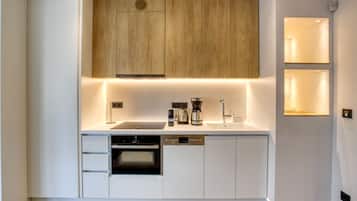 Queen Suite Elea | Private kitchen | Full-size fridge, toaster, blender, mixer