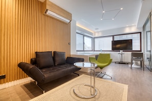Queen Suite Elea | Living area | 55-inch plasma TV with cable channels, smart speakers
