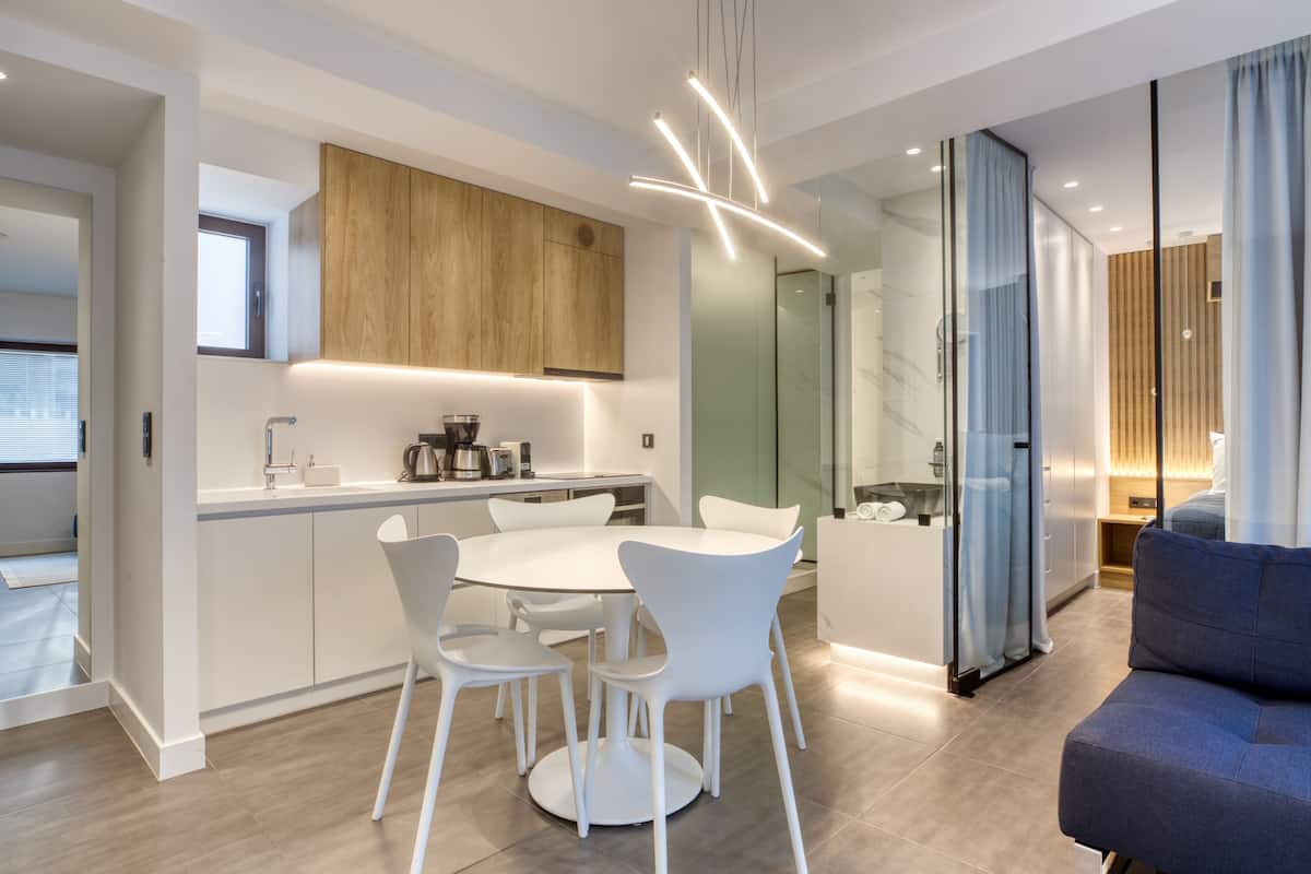 Queen Suite Danfe | 1 bedroom, premium bedding, pillowtop beds, in-room safe
