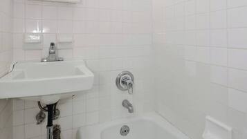 Apartment, 1 Bedroom, City View | Bathroom