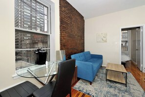Living area - Murray Hill & Kips Bay Charm - Amazing 1br for Two (New York)