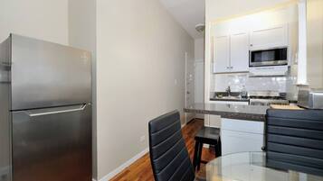 Apartment, 1 Bedroom, City View | Private kitchen