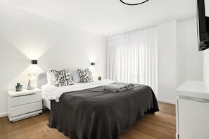 4 bedrooms, desk, free WiFi, bed sheets