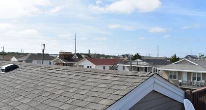 Beach Cottage, 3 min walk to Beach Kill Devil Hills with WiFi, AC, Hot Tub