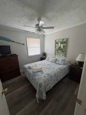 4 chambres, fer et planche à repasser, lit de bébé portatif