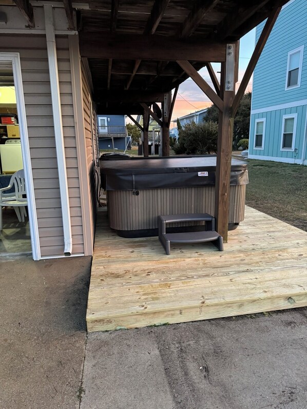 Terrace/patio - Beach Cottage, 3 min walk to Beach Kill Devil Hills with WiFi, AC, Hot Tub (Kill Devil Hills)