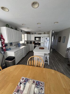 Dining - Beach Cottage, 3 min walk to Beach Kill Devil Hills with WiFi, AC, Hot Tub (Kill Devil Hills)