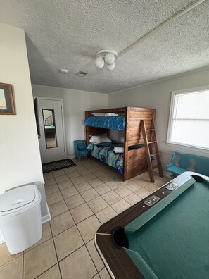 4 bedrooms, iron/ironing board, travel crib, free WiFi - Beach Cottage, 3 min walk to Beach Kill Devil Hills with WiFi, AC, Hot Tub (Kill Devil Hills)
