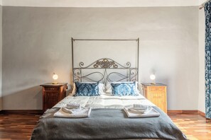 3 bedrooms, desk, iron/ironing board, travel cot