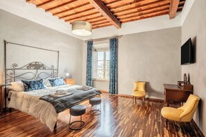 3 bedrooms, desk, iron/ironing board, travel crib