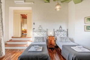 3 室のベッドルーム、デスク、アイロン / アイロン台、旅行用ベビーベッド