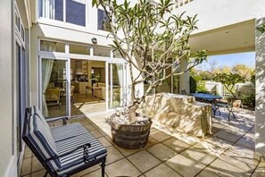 Outdoor dining - Spacious golf villa on Erinvale Golf Estate, Somerset West (Cape Town)