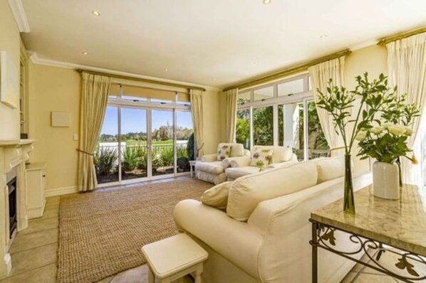 Smart TV, fireplace, books - Spacious golf villa on Erinvale Golf Estate, Somerset West (Cape Town)