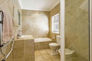 Douche, sĂšche-cheveux, bidet, serviettes fournies