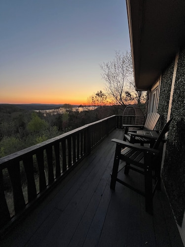 The Beaver Lake Escape - 5 mins to DT Rogers King Beds - Fireplace - Lake Views