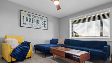 Smart-TV, peis, bøker og musikkbibliotek