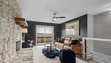 Smart-TV, Kamin, Bücher, Musikbibliothek