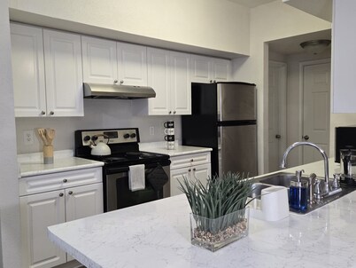 Apartment - Sleeps 5 - Pool - Parking - Gym