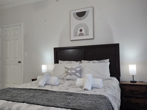 Apartment | 2 bedrooms, iron/ironing board, free WiFi, bed sheets - Apartment - Sleeps 5 - Pool - Parking - Gym (Houston)