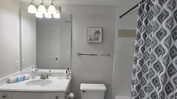 Apartemen | Kamar mandi | Bathtub dan shower terpisah, bathtub besar,  dan handuk