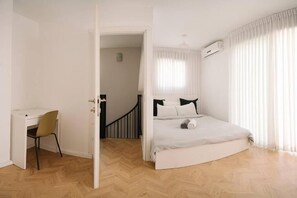 2 bedrooms, desk, iron/ironing board, free WiFi - Ben Yehuda Duplex Apartment By Nimizz (Tel Aviv)