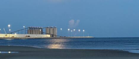 Playa en los alrededores, camastros y toallas de playa