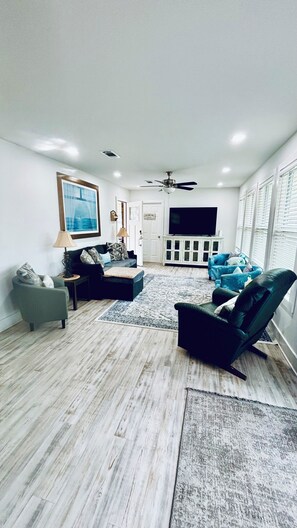 Älytelevisio, pöytäjalkapallopöytä, kirjoja