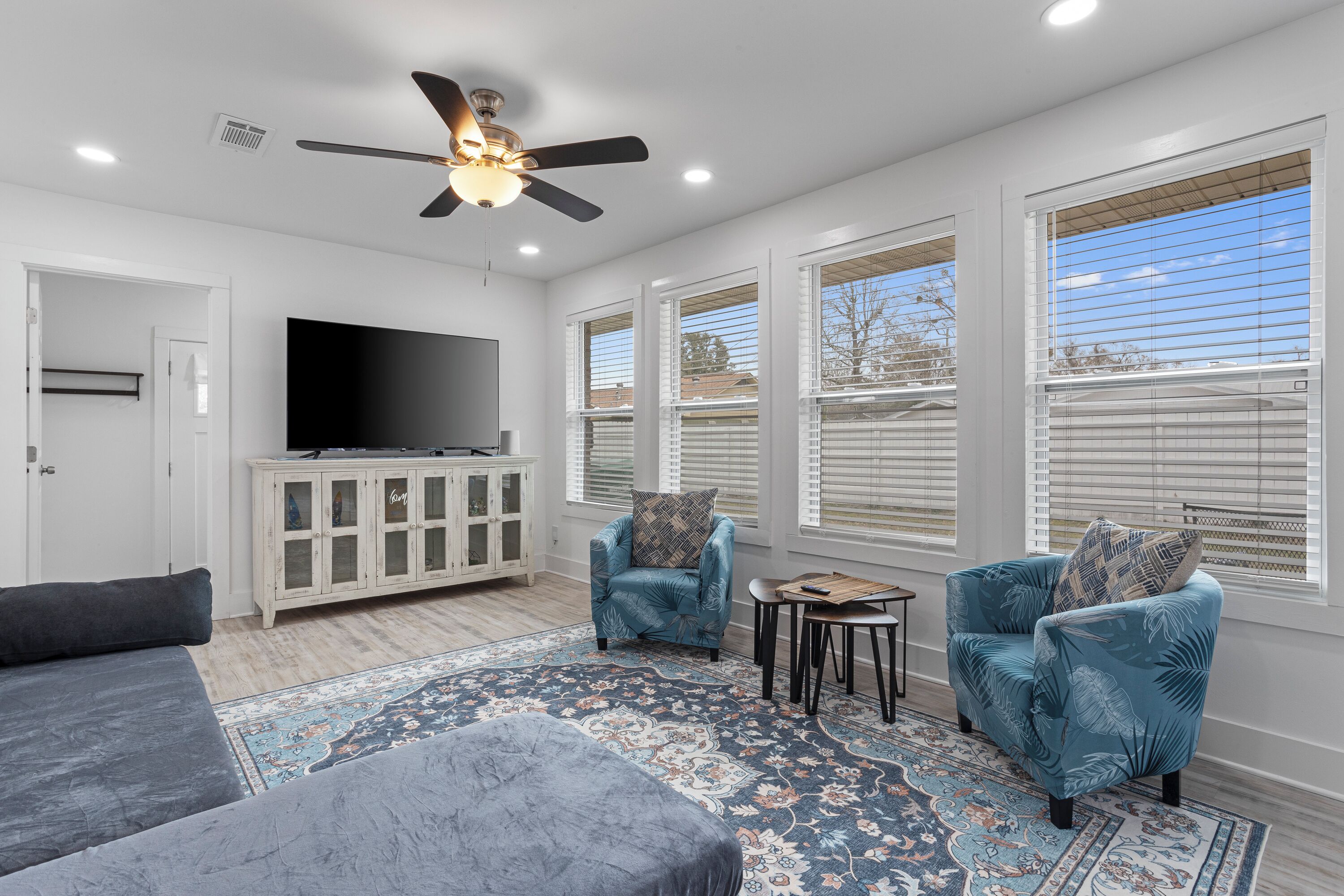 Älytelevisio, pöytäjalkapallopöytä, kirjoja