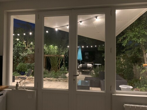 Maison familiale lumineuse avec grand jardin arboré, tout près de la plage 