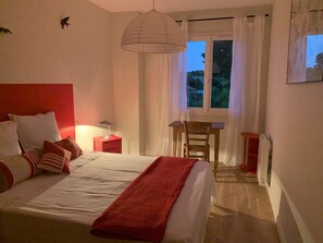 4 bedrooms, desk, iron/ironing board, travel cot