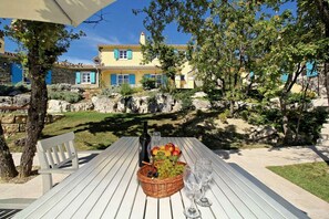 Outdoor dining - Holiday home mit Terrasse und Pool (Trviz)