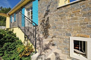Exterior detail - Holiday home mit Terrasse und Pool (Trviz)