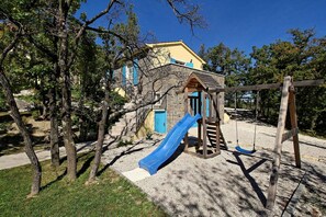 Children’s area - Holiday home mit Terrasse und Pool (Trviz)