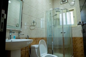 Shower, towels, soap, shampoo - Sweet Solimanya Serviced Apartments (Jeddah)