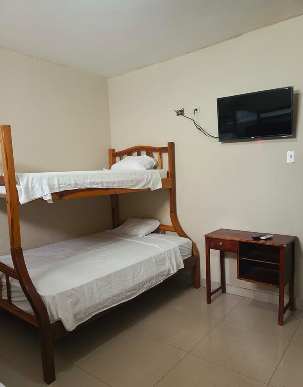 Family Quadruple Room, Balcony | Wi-fi percuma, cadar katil 