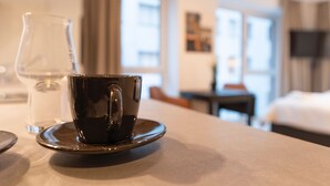 Una taza de café sobre una mesa en una habitación de hotel.