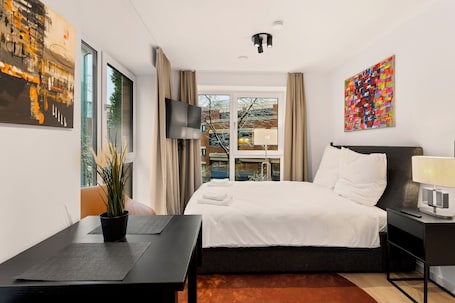 1 bedroom, WiFi, bed sheets. Central apartment between train station and city center