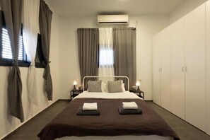 2 bedrooms, iron/ironing board, WiFi